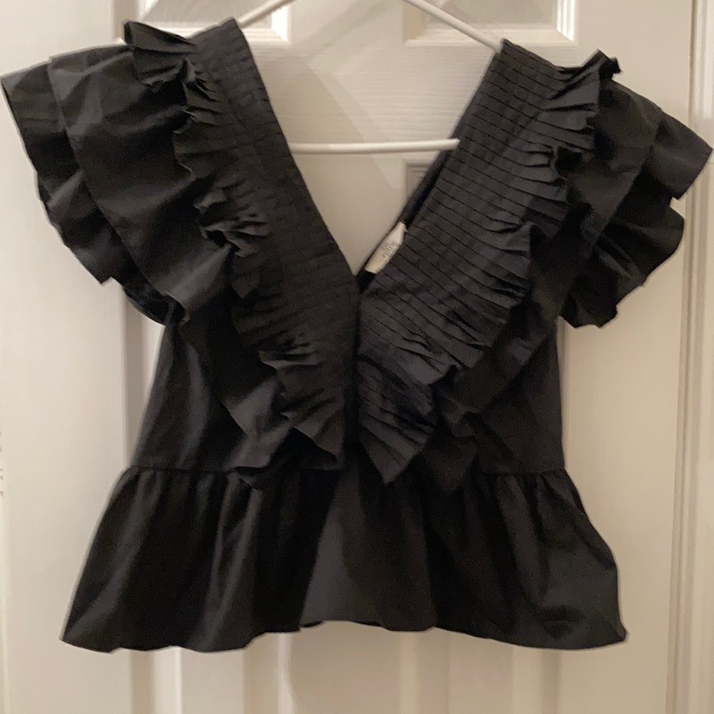 New with tags cute fitted ruffled top!
